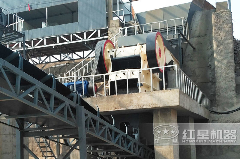 每小時產40t顎式粉石頭機工作現場 每小時產40t顎式粉石頭機工作現場