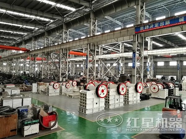 時(shí)產(chǎn)50噸,出料0.2-0.3mm的大理石制砂機(jī)車間一角 時(shí)產(chǎn)50噸,出料0.2-0.3mm的大理石制砂機(jī)車間一角