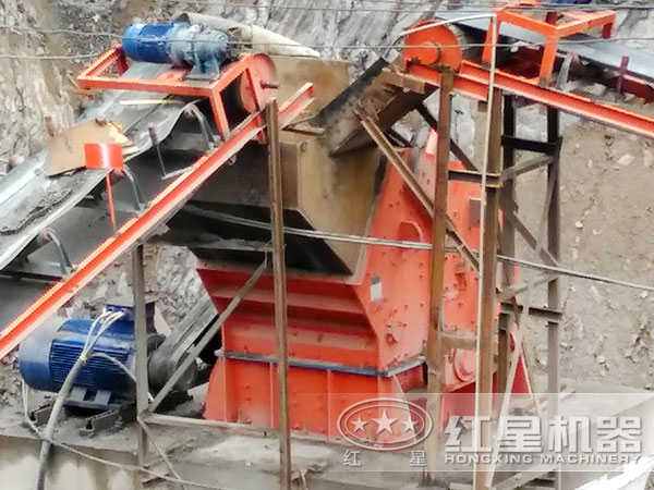 鉀長石細(xì)碎機(jī)工作現(xiàn)場2 鉀長石細(xì)碎機(jī)工作現(xiàn)場2