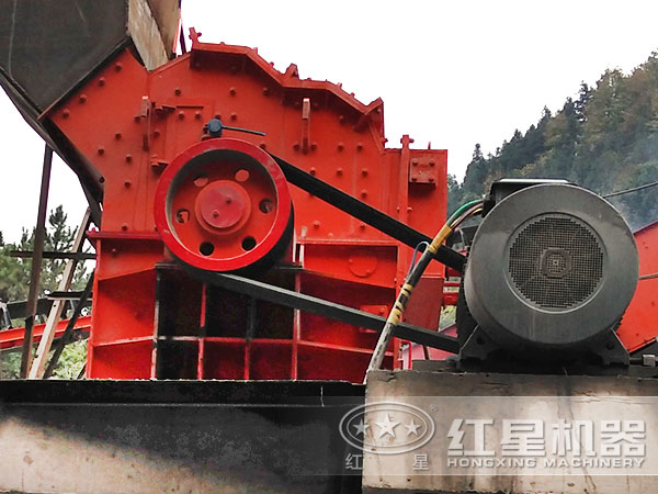 鉀長石細(xì)碎機(jī)工作現(xiàn)場1 鉀長石細(xì)碎機(jī)工作現(xiàn)場1