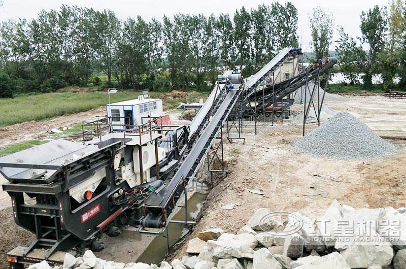 多臺聯(lián)機作業(yè)的流動打石頭機 多臺聯(lián)機作業(yè)的流動打石頭機