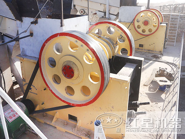 透輝石顎式破碎機(jī)工作現(xiàn)場(chǎng) 透輝石顎式破碎機(jī)工作現(xiàn)場(chǎng)