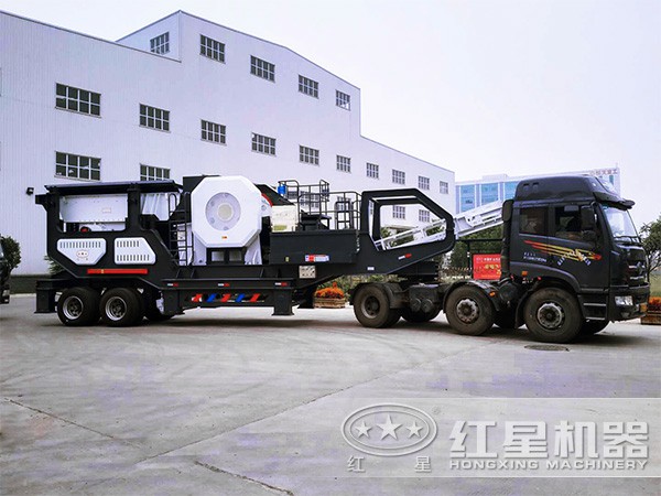 車(chē)頭拉著行走的新型環(huán)保移動(dòng)石子加工機(jī) 車(chē)頭拉著行走的新型環(huán)保移動(dòng)石子加工機(jī)