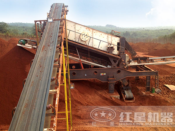 移動(dòng)篩石機(jī)工作現(xiàn)場(chǎng) 移動(dòng)篩石機(jī)工作現(xiàn)場(chǎng)