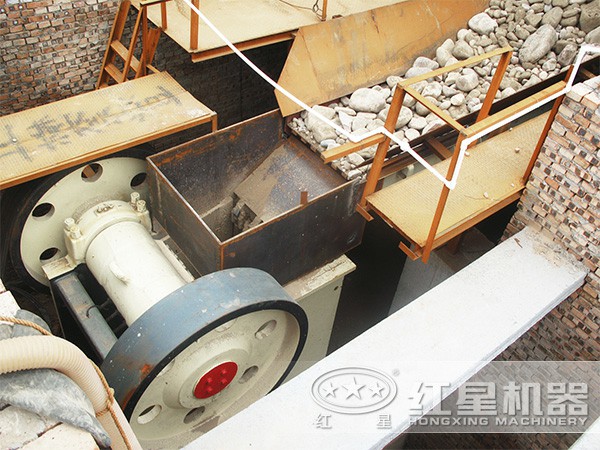 輝石破碎機(jī)工作現(xiàn)場(chǎng) 輝石破碎機(jī)工作現(xiàn)場(chǎng)