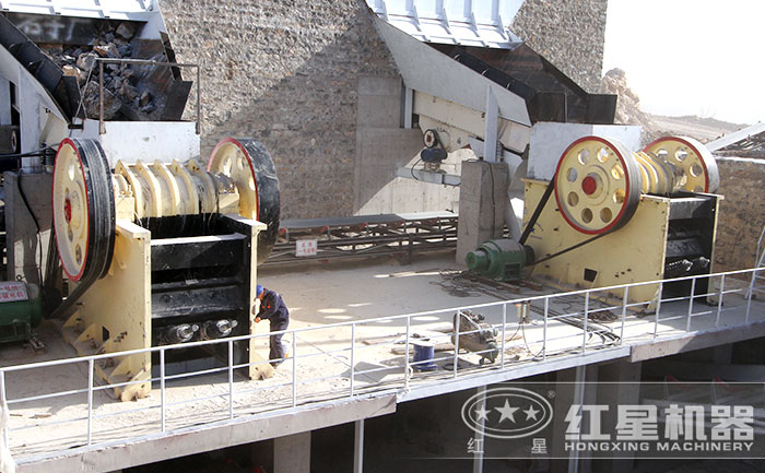 河北時產(chǎn)230噸石灰?guī)r破碎現(xiàn)場 河北時產(chǎn)230噸石灰?guī)r破碎現(xiàn)場