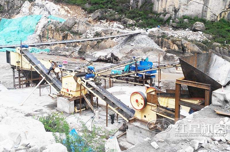 整套時(shí)產(chǎn)300-500t的石英砂制砂生產(chǎn)線現(xiàn)場(chǎng) 整套時(shí)產(chǎn)300-500t的石英砂制砂生產(chǎn)線現(xiàn)場(chǎng)