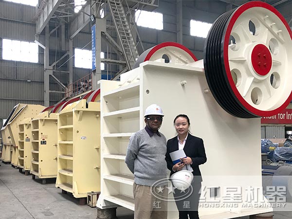 銻礦顎式破碎機(jī)客戶合影 銻礦顎式破碎機(jī)客戶合影