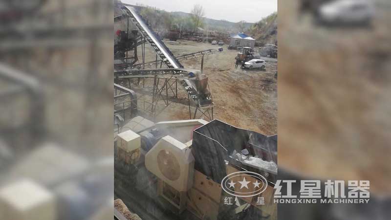 青石移動破碎站現(xiàn)場，出料均勻，運(yùn)行平穩(wěn)