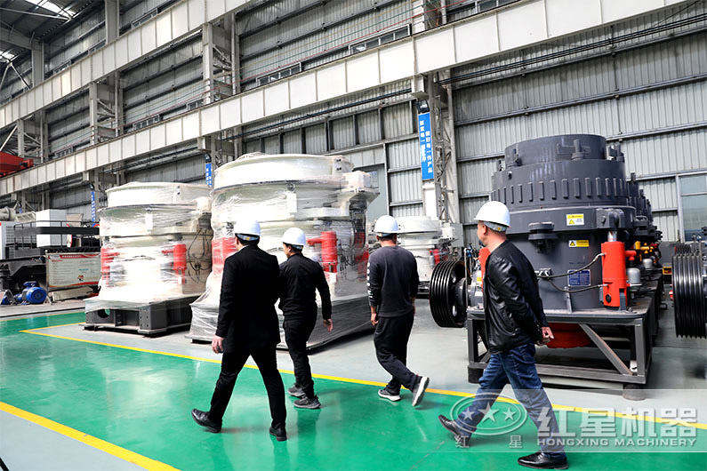 客戶參觀液壓圓錐破碎機廠房 客戶參觀液壓圓錐破碎機廠房