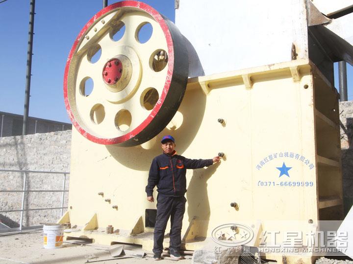 大型環保鄂式破石機生產現場，效果好，用戶評價高