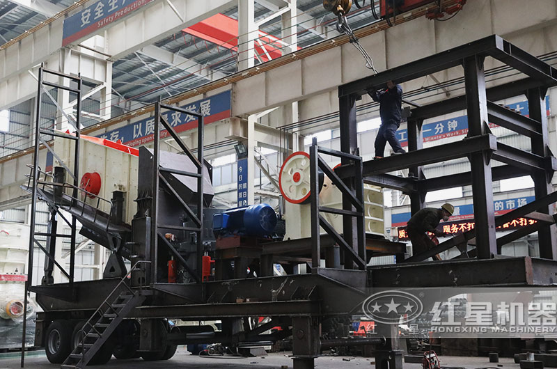 時產(chǎn)200噸四組合移動碎石機(jī) 時產(chǎn)200噸四組合移動碎石機(jī)