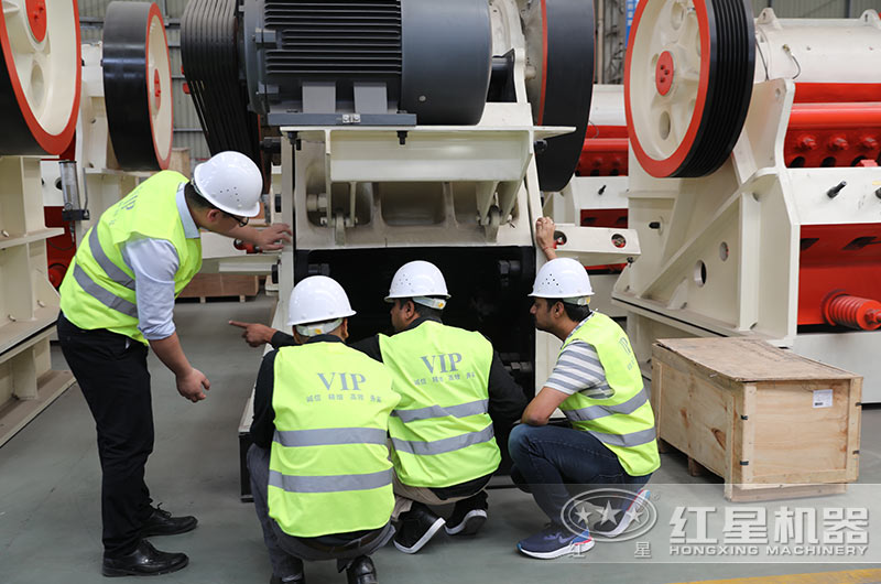 客戶來(lái)廠參觀69顎式破碎機(jī) 客戶來(lái)廠參觀69顎式破碎機(jī)