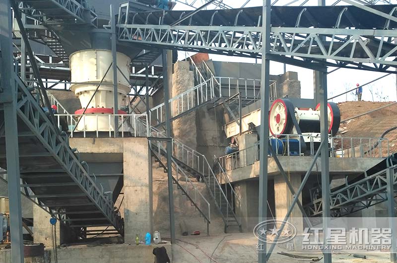 河南客戶900×1200破碎機(jī)作業(yè)現(xiàn)場圖 河南客戶900×1200破碎機(jī)作業(yè)現(xiàn)場圖