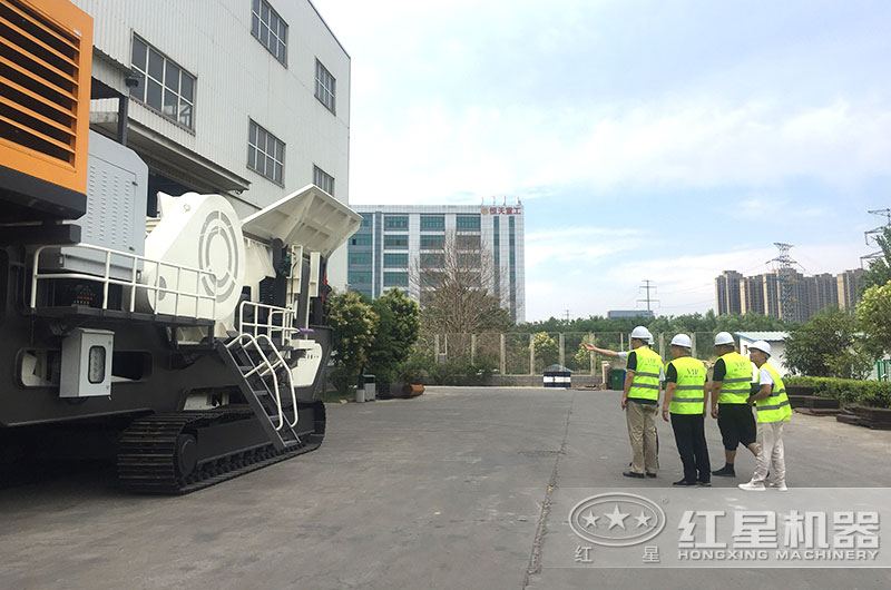 經理陪同客戶實地參觀廠區 經理陪同客戶實地參觀廠區