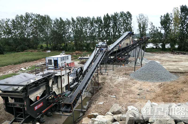 武漢客戶自行式沙石破碎機現(xiàn)場 武漢客戶自行式沙石破碎機現(xiàn)場