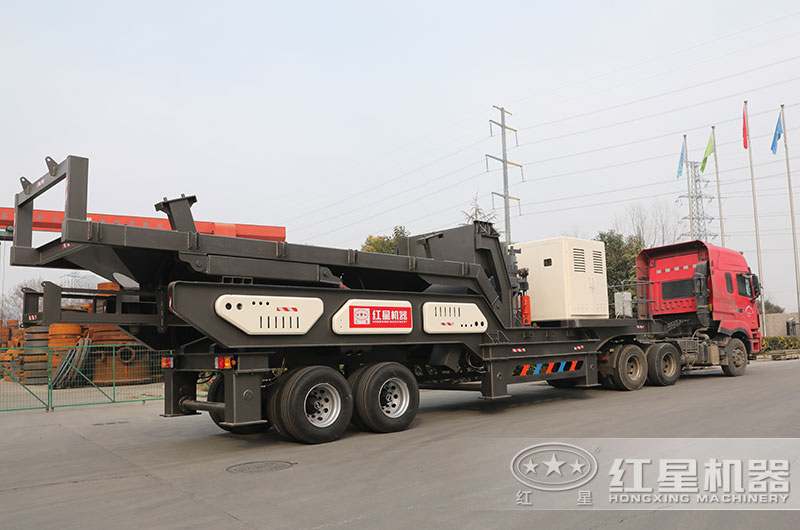 自行式沙石破碎機開往客戶現(xiàn)場 自行式沙石破碎機開往客戶現(xiàn)場