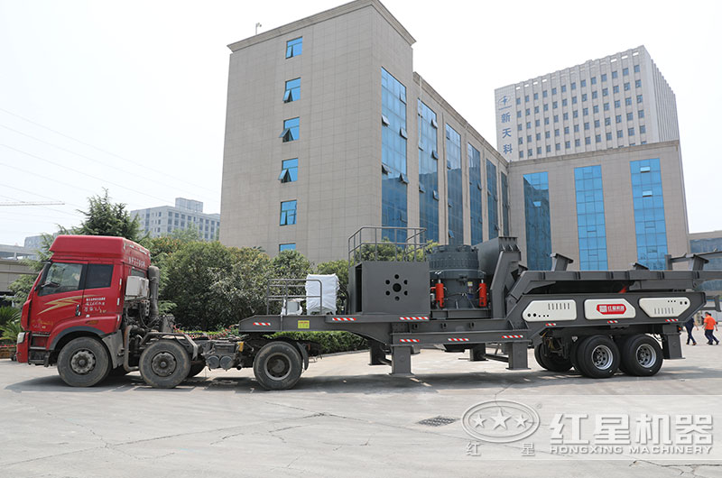 移動(dòng)破碎機(jī)設(shè)備直接開(kāi)往客戶現(xiàn)場(chǎng) 移動(dòng)破碎機(jī)設(shè)備直接開(kāi)往客戶現(xiàn)場(chǎng)