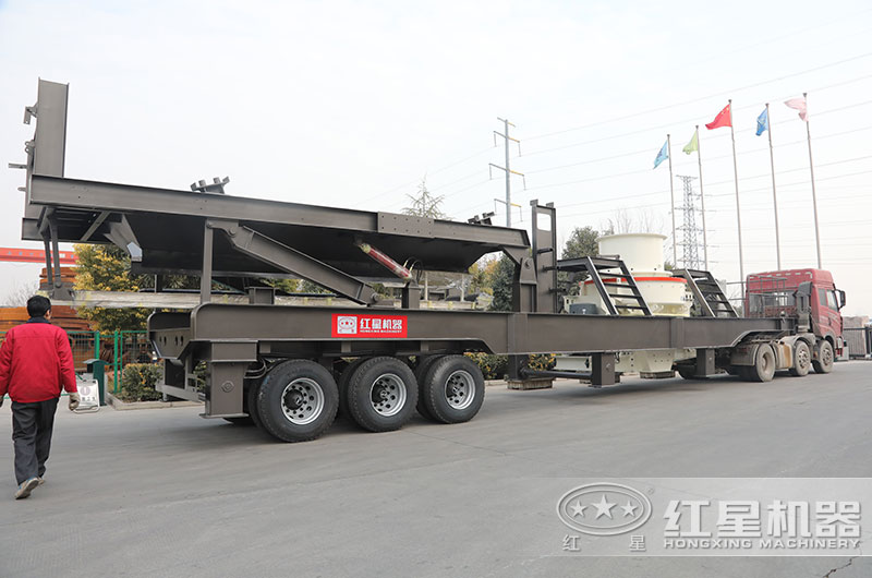 移動制砂機一體式設(shè)備開往客戶現(xiàn)場 移動制砂機一體式設(shè)備開往客戶現(xiàn)場