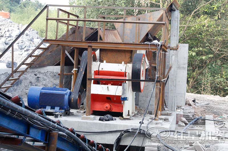 500×750顎式破碎機(jī)工作實(shí)拍圖 500×750顎式破碎機(jī)工作實(shí)拍圖