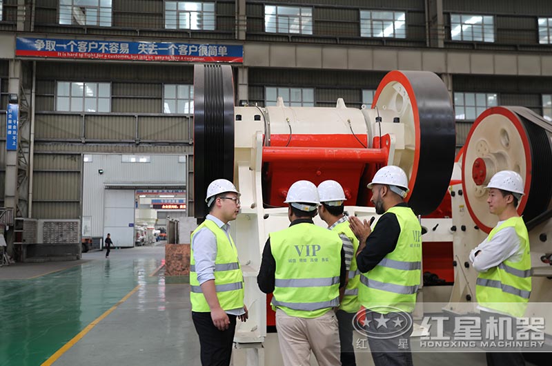 客戶到顎式破碎機生產車間考察 客戶到顎式破碎機生產車間考察