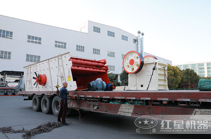 250x1000細(xì)顎破碎機(jī)裝車、發(fā)貨 250x1000細(xì)顎破碎機(jī)裝車、發(fā)貨