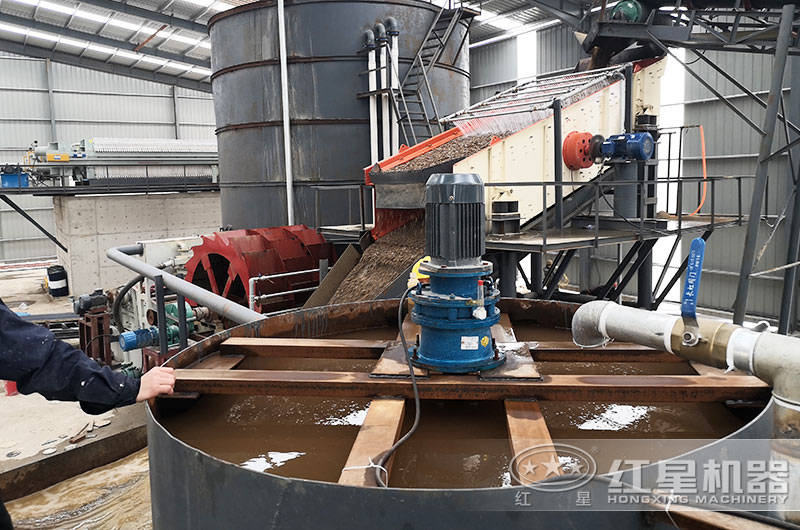 洗砂機(jī)生產(chǎn)現(xiàn)場(chǎng),建設(shè)沉淀池 洗砂機(jī)生產(chǎn)現(xiàn)場(chǎng),建設(shè)沉淀池