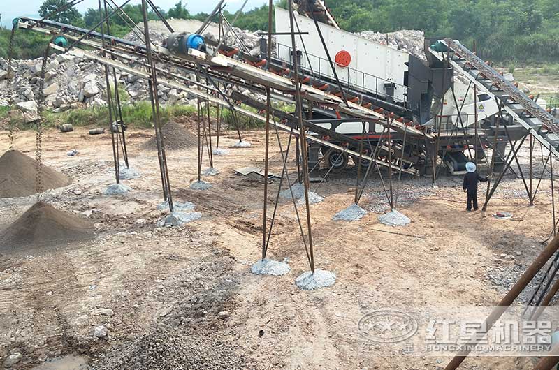 新型篩分破碎機工作現場 新型篩分破碎機工作現場