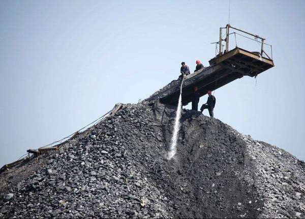 煤矸石加工現(xiàn)場(chǎng) 煤矸石加工現(xiàn)場(chǎng)