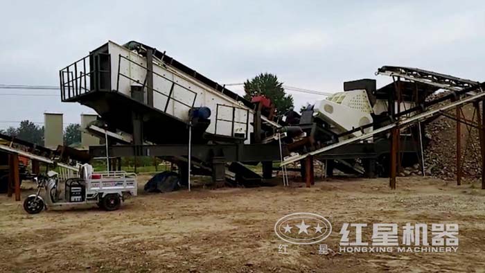 移動(dòng)重錘式破碎篩分設(shè)備現(xiàn)場(chǎng) 移動(dòng)重錘式破碎篩分設(shè)備現(xiàn)場(chǎng)