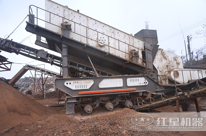 移動式反擊式破碎機作業現場 移動式反擊式破碎機作業現場