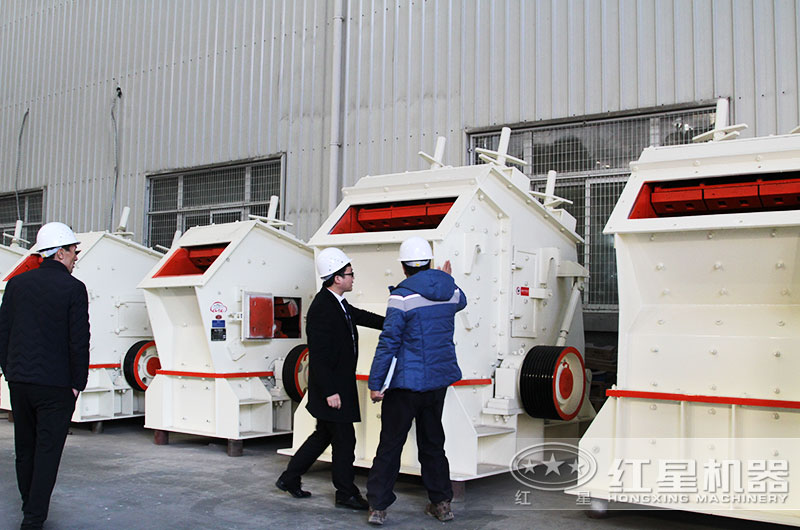 客戶(hù)來(lái)廠(chǎng)參觀反擊破設(shè)備 客戶(hù)來(lái)廠(chǎng)參觀反擊破設(shè)備