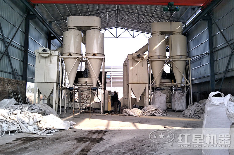 粘土磨粉加工現(xiàn)場 粘土磨粉加工現(xiàn)場