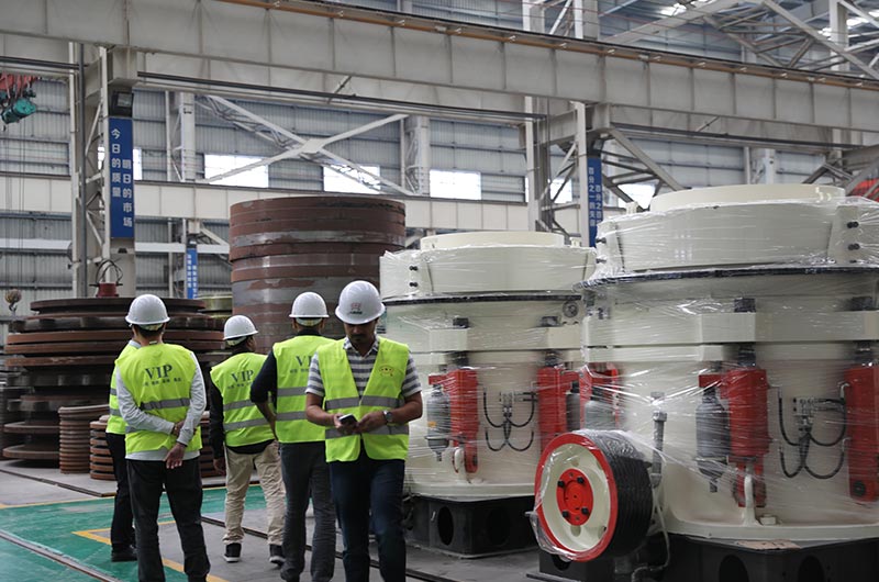 客戶來廠考察圓錐破碎機設(shè)備 客戶來廠考察圓錐破碎機設(shè)備