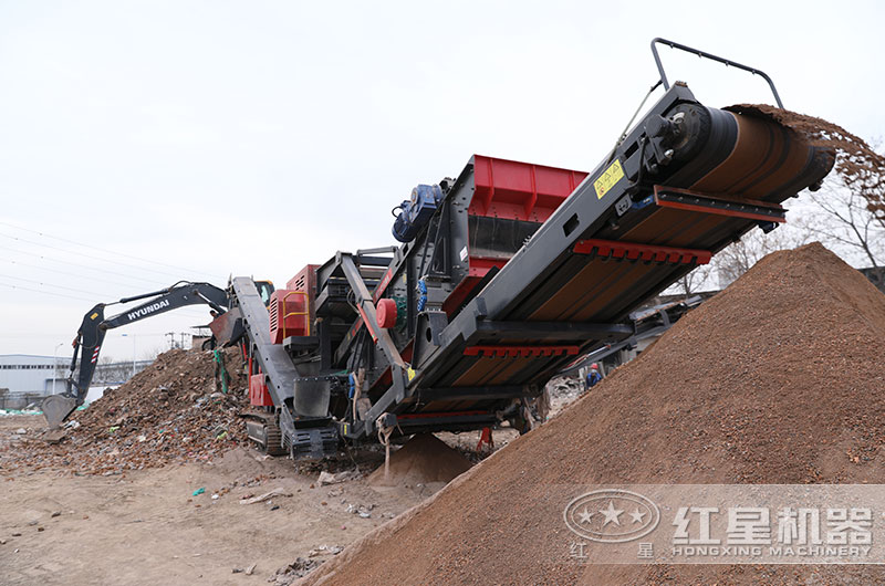 履帶移動(dòng)石子破碎機(jī)作業(yè)現(xiàn)場(chǎng) 履帶移動(dòng)石子破碎機(jī)作業(yè)現(xiàn)場(chǎng)