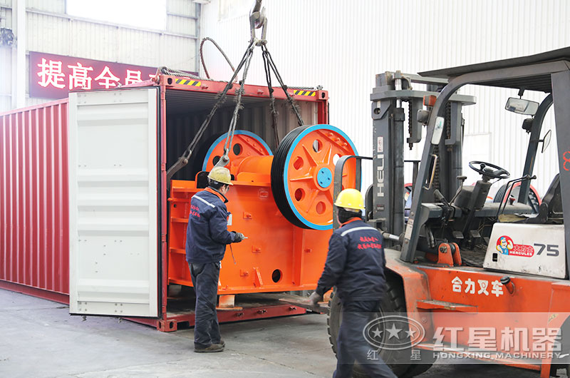 顎式破碎機(jī)裝車(chē)發(fā)貨現(xiàn)場(chǎng)