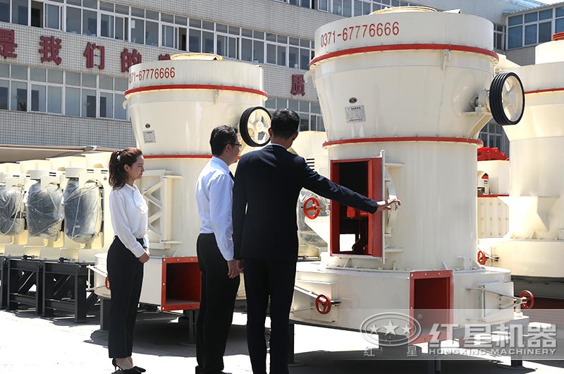 設(shè)備經(jīng)理帶客戶參觀 設(shè)備經(jīng)理帶客戶參觀