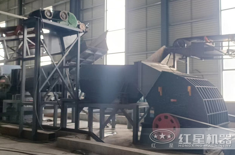 錘式破碎機(jī)現(xiàn)場 錘式破碎機(jī)現(xiàn)場