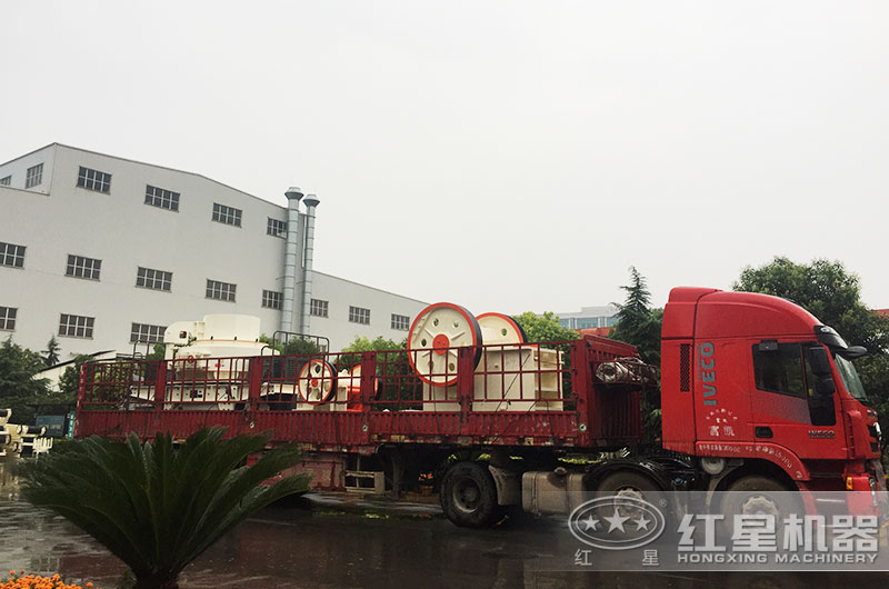 整套750碎石生產(chǎn)線設(shè)備裝車發(fā)貨中 整套750碎石生產(chǎn)線設(shè)備裝車發(fā)貨中