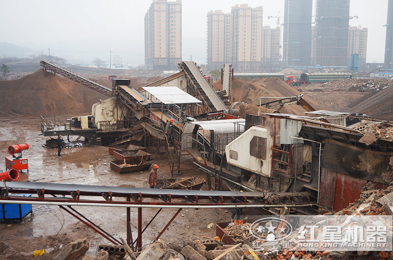 輪胎移動(dòng)破碎機(jī)聯(lián)機(jī)作業(yè)現(xiàn)場(chǎng) 輪胎移動(dòng)破碎機(jī)聯(lián)機(jī)作業(yè)現(xiàn)場(chǎng)