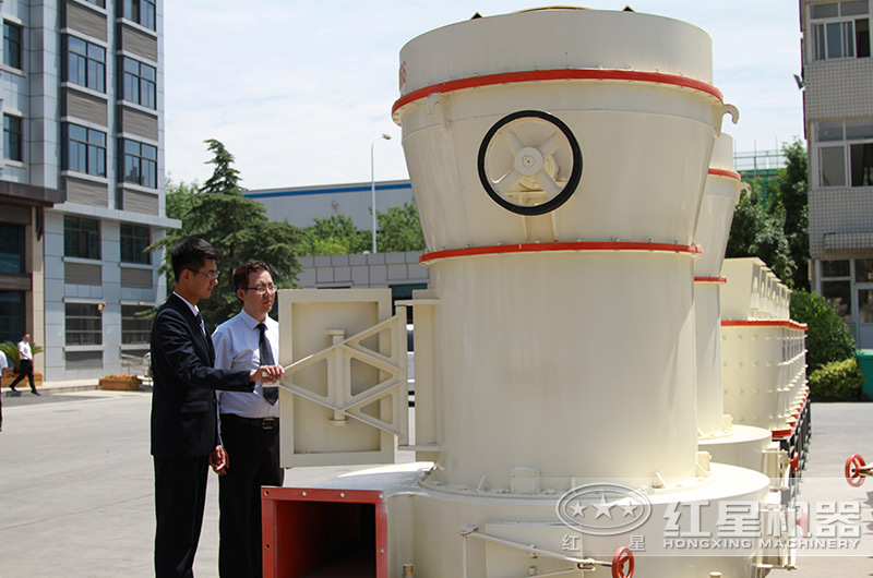 客戶來廠考察磨粉機設備 客戶來廠考察磨粉機設備