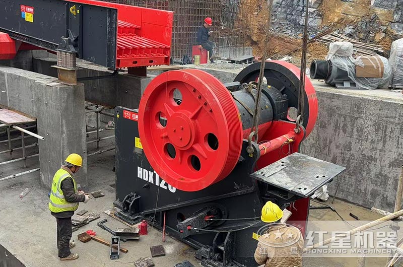 鄂式破碎機安裝現場 鄂式破碎機安裝現場