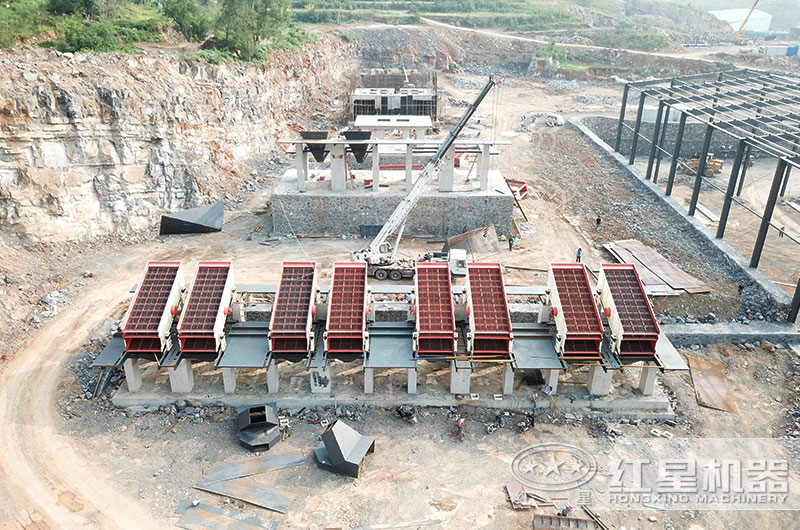 大型時產2000噸石子破碎客戶現場搭建中 大型時產2000噸石子破碎客戶現場搭建中