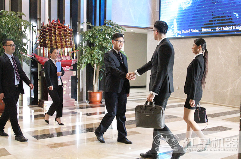 紅星產(chǎn)品經(jīng)理接待來(lái)廠考察客戶 紅星產(chǎn)品經(jīng)理接待來(lái)廠考察客戶