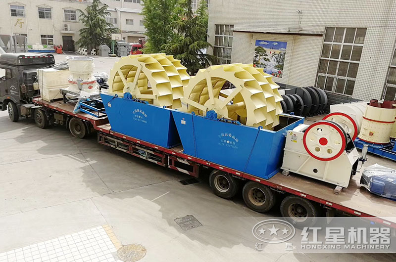 整套輪斗式水洗砂設(shè)備裝車(chē)發(fā)貨中 整套輪斗式水洗砂設(shè)備裝車(chē)發(fā)貨中